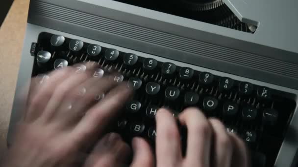 Mies, joka kirjoittaa kirjoituskoneella.
 - Materiaali, video