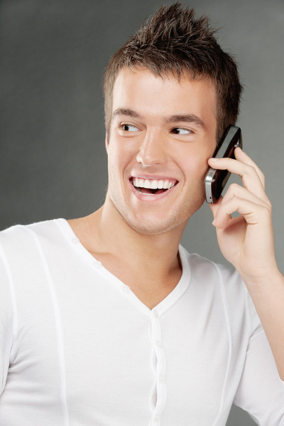 jonge man gesprekken per mobiele telefoon - Foto, afbeelding