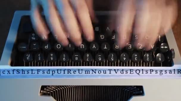 Egy ember gépelés egy írógép - Felvétel, videó