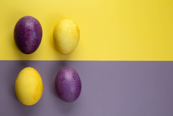 Ostereier auf gelb-violettem Hintergrund. Konzept. Bemalte Eier. - Foto, Bild