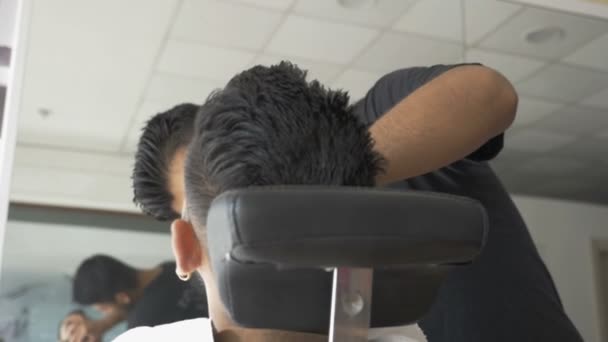 Atrakcyjny fryzjer goli brodę u fryzjera - Materiał filmowy, wideo