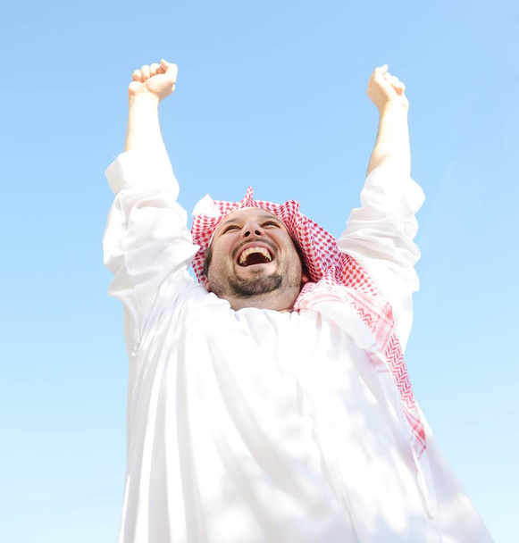 Portrait de l'homme musulman arabe posant dans la vraie vie - Photo, image
