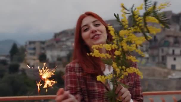 Mladý krásný italský dívka slaví ženy den s jiskřením a mimosa - Záběry, video