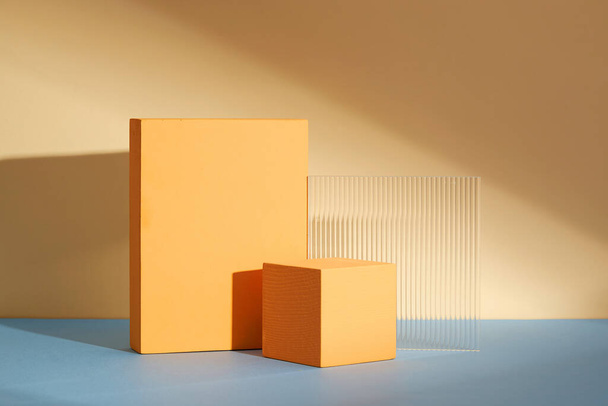 Vista frontal del podio blanco y naranja en un fondo naranja para publicidad, contenido abstracto - Foto, Imagen