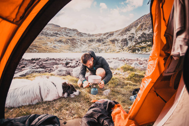camping avec tente rouge chien - Photo, image