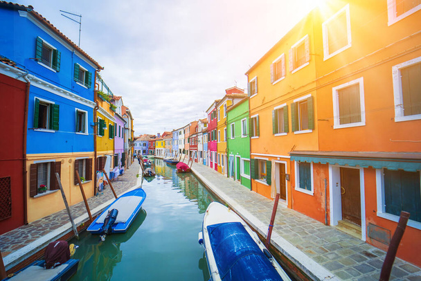 Вид на улицы с красочными домами в Бурано вдоль канала. Типичное туристическое место - остров Бурано в Венецианской лагуне Италии. Красивые водные каналы и красочная архитектура. Бурано. Италия - Фото, изображение