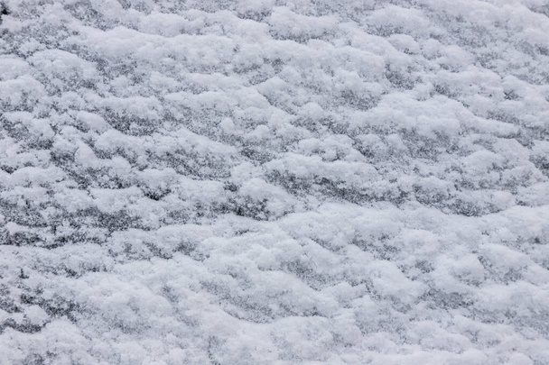 Belo fundo de inverno com chão nevado. Textura natural de neve. Vento esculpido padrões na superfície da neve. - Foto, Imagem