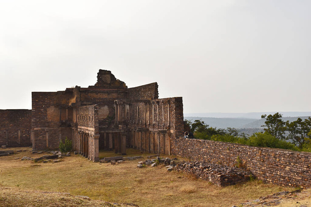 Épület a korai középkori időszak szemközti Badal Mahal, Ez egy védett emlékmű és egy ősi örökség, Raisen Fort, Fort épült a 11. században, Madhya Pradesh, India. - Fotó, kép