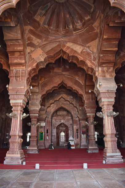 Piękne wnętrze Taj-ul-Masjid, widok pionowy, architektura islamska, meczet położony w Bhopal, Indie. Jest to największy meczet w Indiach i jeden z największych meczetów w Azji.  - Zdjęcie, obraz