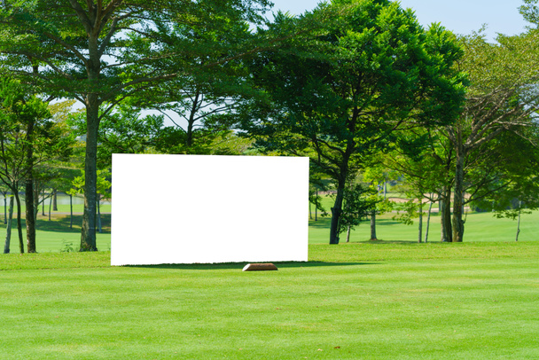 Imagem Mockup de cartazes em branco cartazes de tela branca outdoor para publicidade Patrocinador em atividade de campo de golfe - Foto, Imagem
