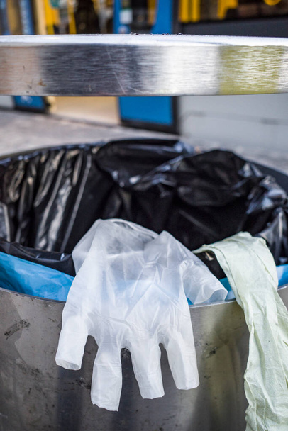 Estocolmo, Suecia Un guante de plástico arrojado a un cubo de basura. - Foto, Imagen