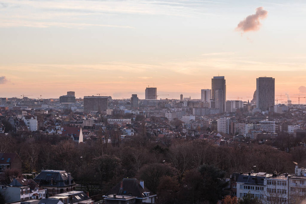 Schaerbeek, Bruksela / Belgia - 12 03 2018: Panoramiczny widok na panoramę Brukseli o zmierzchu z kościoła katolickiego św. Susanny - Zdjęcie, obraz