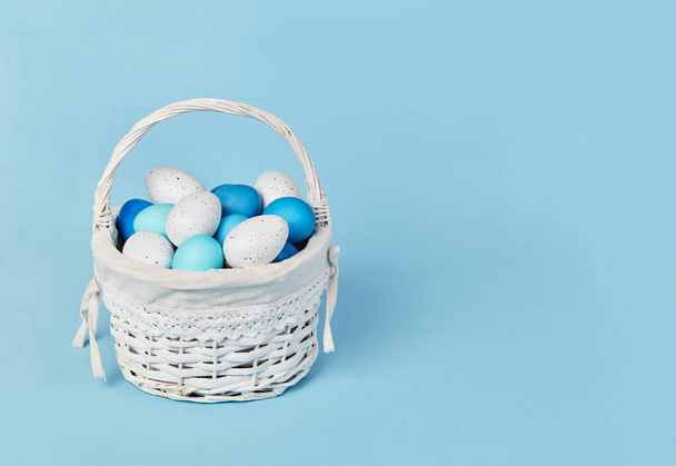 Húsvéti tojás kosár kék háttér - Fotó, kép