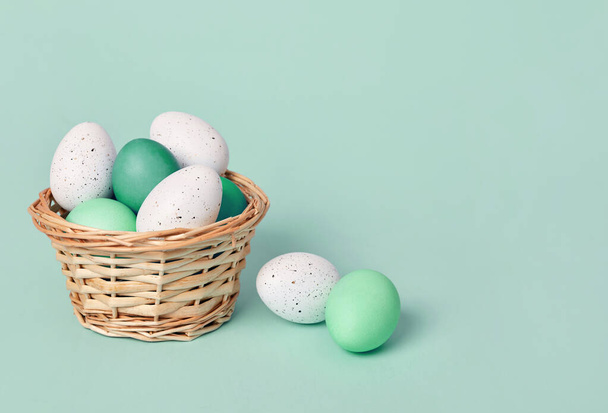 Zelené a bílé velikonoční vejce koš na zeleném pozadí - Fotografie, Obrázek