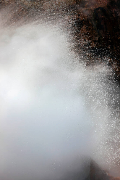 Yakından kaynayan su, buhar ve gaz emisyonları. Kamçatka 'nın Gayzerler vadisinde bir gayzer patlamasından su damlaları ve damlalar..  - Fotoğraf, Görsel
