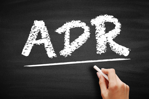 ADRアメリカ預託証券-外国株式の株式を表す米国の銀行によって発行された証明書、黒板の頭字語テキスト - 写真・画像