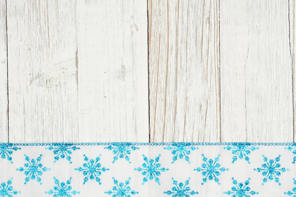 Fondo de invierno de borde de copo de nieve azul y blanco con madera envejecida para su mensaje de Navidad o invierno - Foto, Imagen