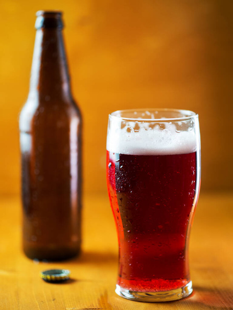 Bicchiere da birra alla ciliegia, bevanda fredda estiva al radler a basso contenuto alcolico. Sfondo in legno - Foto, immagini