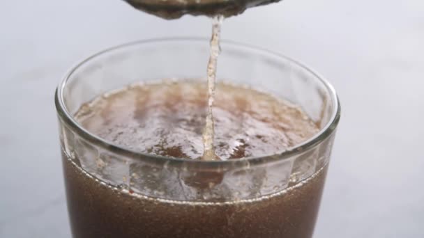 Suplemento dietético de fibra de cáscara de Psyllium mezclado con agua en un vaso - Imágenes, Vídeo