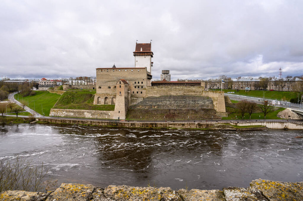 Fortaleza Narva. Vista desde la muralla de la fortaleza de Ivangorod hasta Narva y el puente. patio fortaleza - Foto, imagen