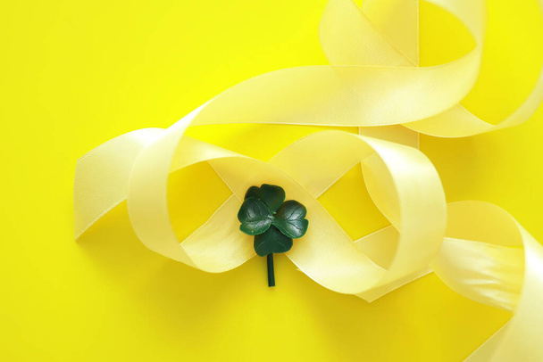 St. Patrick 's dag achtergrond. Religieuze christelijke Ierse viering. Buig met klavertje vier symbool van veel geluk. - Foto, afbeelding