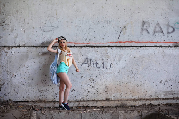Nuoren naisen muotokuva seinällä Taustalla. Trendikäs Urban Fashion Concept. Ulkona lähikuva muoti muotokuva nuori seksikäs hullu tyttö - Valokuva, kuva