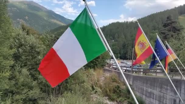 Итальянский флаг, развевающийся над голубым небом - Кадры, видео