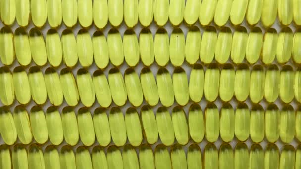 lotes de ômega amarelo 3 comprimidos de óleo alinhados em linhas e colunas, suplementação saudável - Filmagem, Vídeo