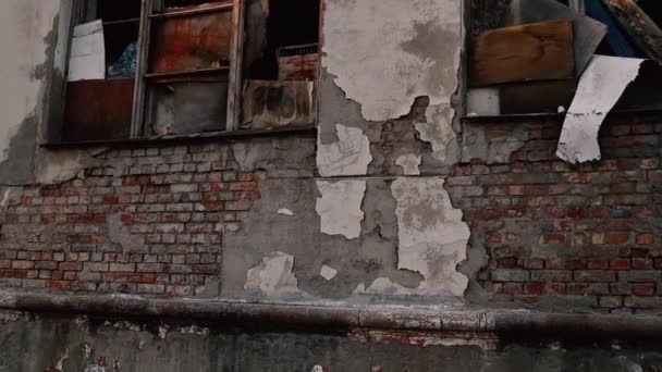 Elülső homlokzat egy elhagyatott régi épület ablakok a napsugarak - Felvétel, videó