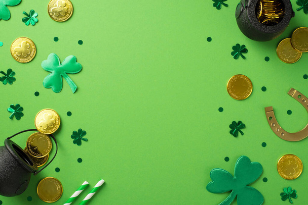 Vista superior de la foto de st patrick 's día decoraciones ollas con monedas de oro tréboles verdes paja de herradura y confeti en forma de trébol sobre fondo verde pastel aislado con copyspace - Foto, Imagen