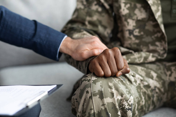 Unerkannter Psychologe tröstet Militärmann während Sitzung, abgeschnitten - Foto, Bild