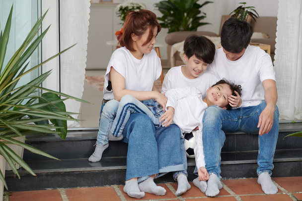 Dört kişilik mutlu bir aile - Fotoğraf, Görsel