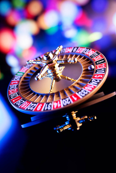 Casino thema. Roulette wiel op kleurrijke bokeh achtergrond. - Foto, afbeelding