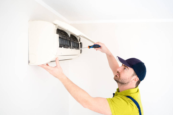 Wartung der Installation einer Klimaanlage in Innenräumen - Foto, Bild