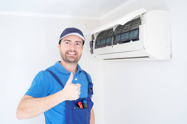 Installatieservice onderhoud van een airconditioner indoor unit - Foto, afbeelding