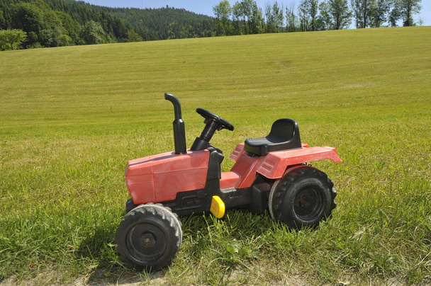 un tractor de juguete para niños y niños para jugar y divertirse - Foto, Imagen