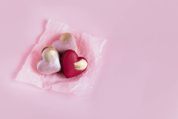 Сердечные макароны на розовом пастельном фоне. Концепция ко Дню Святого Валентина. Место для текста. - Фото, изображение