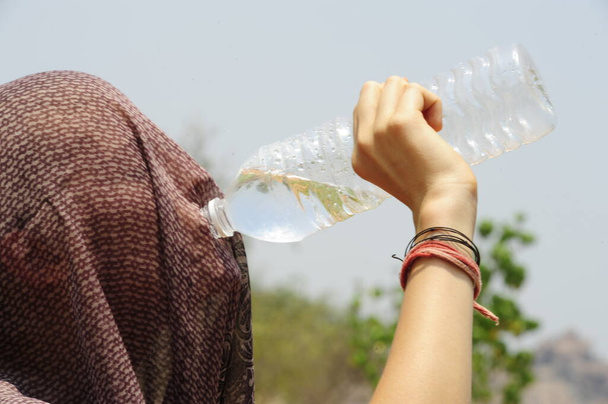 Trinkwasser in einer Einweg- oder Plastikflasche - Foto, Bild