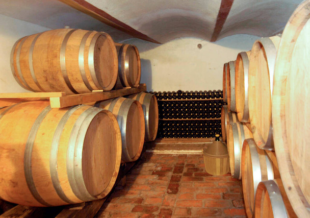 puinen tammitynnyri tai este viinivarastona viinikellarissa - Valokuva, kuva