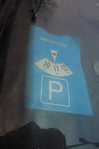 dysk parkingowy pokazujący godzinę zaparkowania pojazdu - Zdjęcie, obraz