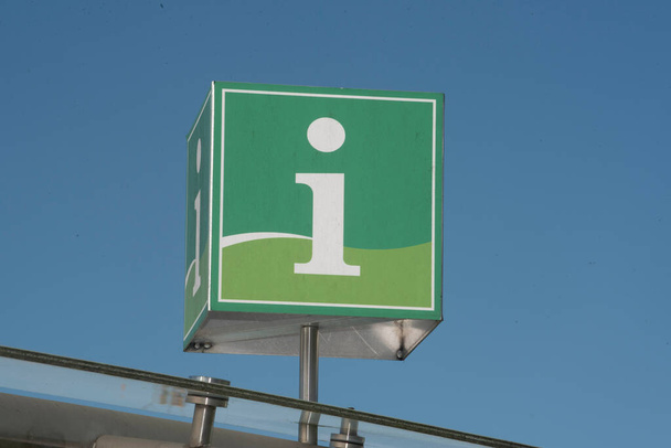 un signo o símbolo de información turística en un centro de visitantes - Foto, imagen