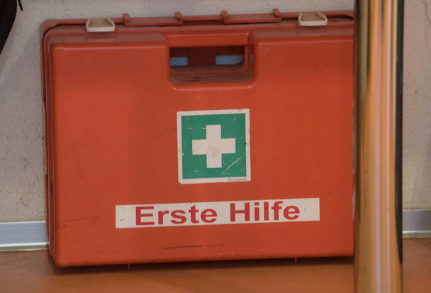 Verbandskasten zur Erstversorgung von Verletzungen und Wunden - Foto, Bild