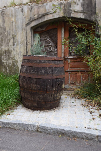 Armazenamento de sucos em barril de madeira, fruticultura e produção de alimentos na agricultura - Foto, Imagem