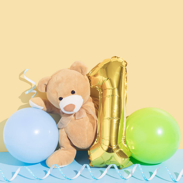 İlk doğum günün kutlu olsun ya da oyuncak ayı ve balonlu yıldönümü kartın kutlu olsun. Altın bir numara.. - Fotoğraf, Görsel