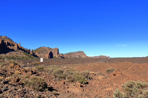 Tenerife adasındaki Teide Ulusal Parkı, lav tarlaları ve Teide volkanı - Fotoğraf, Görsel