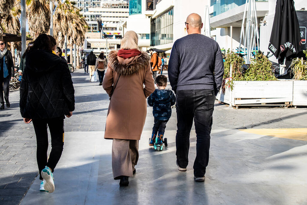 Tel Aviv, Israël - 13 februari 2022 Ongeïdentificeerde mensen lopen op Tel Aviv Promenade, in het Hebreeuws gewoon aangeduid als de Tayelet, loopt langs de Middellandse Zee kust in Tel Aviv, Israël - Foto, afbeelding