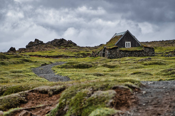 Ісландський традиційний будинок турфів у Гверавеллірі на F35 Kjlur в горах - Фото, зображення