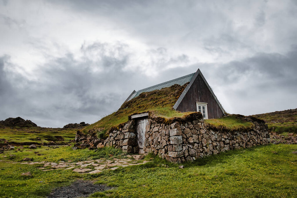 Casa tradizionale islandese tappeto erboso
 - Foto, immagini