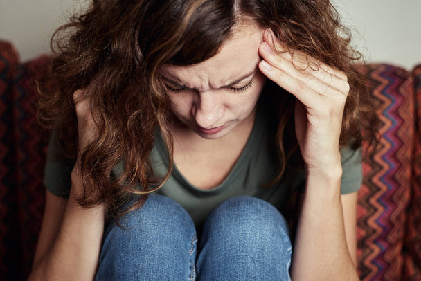 Женщина страдает от головной боли, чувствует сильную головную боль - Фото, изображение