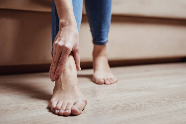 Donna hanno dolore alla gamba, fare massaggio alla caviglia - Foto, immagini